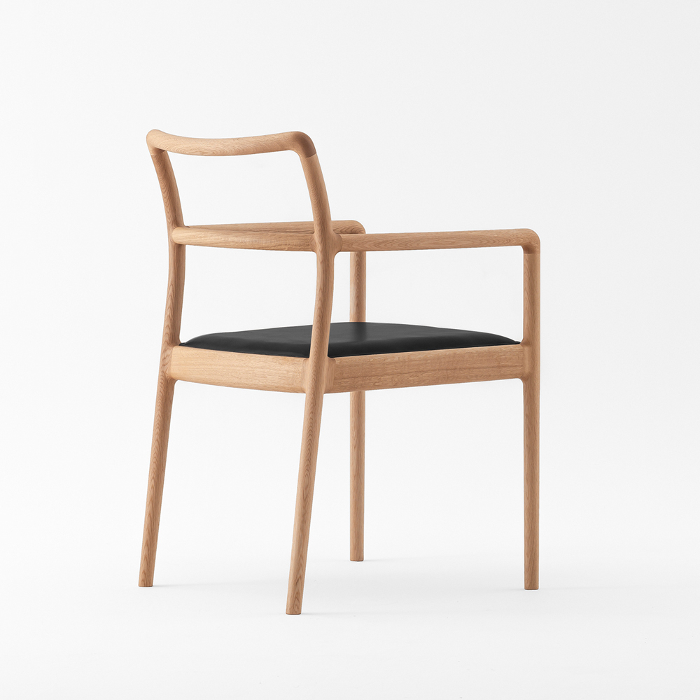 Bow 扶手單椅（淺橡木/黑皮革）