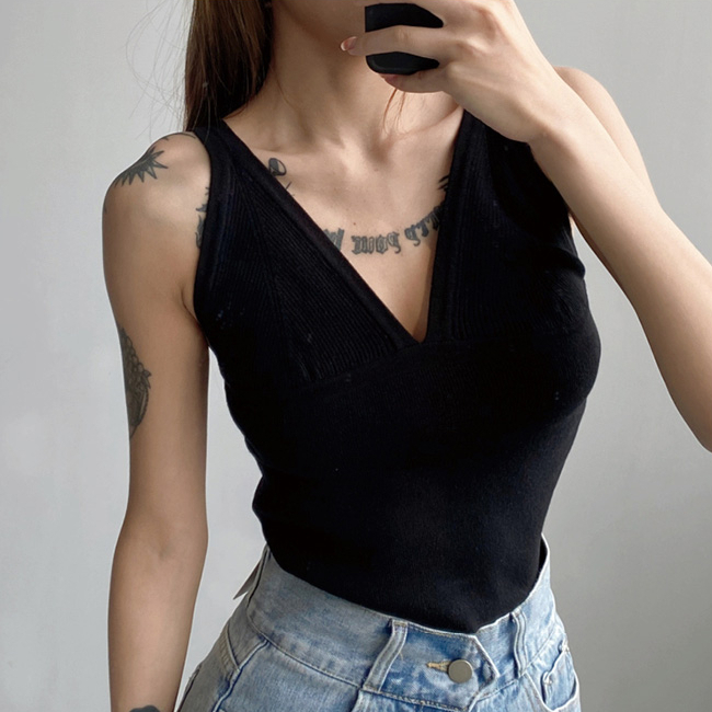 Hot selling V-neck low-cut knitted camisole (black) (S/M size) (contact customer service after placing the order to confirm the delivery size)