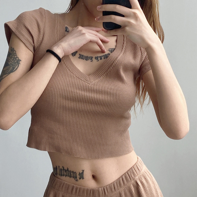 Hot selling V-neck waffle navel T-shirt (khaki) (S/M size) (contact customer service after placing the order to confirm the delivery size)