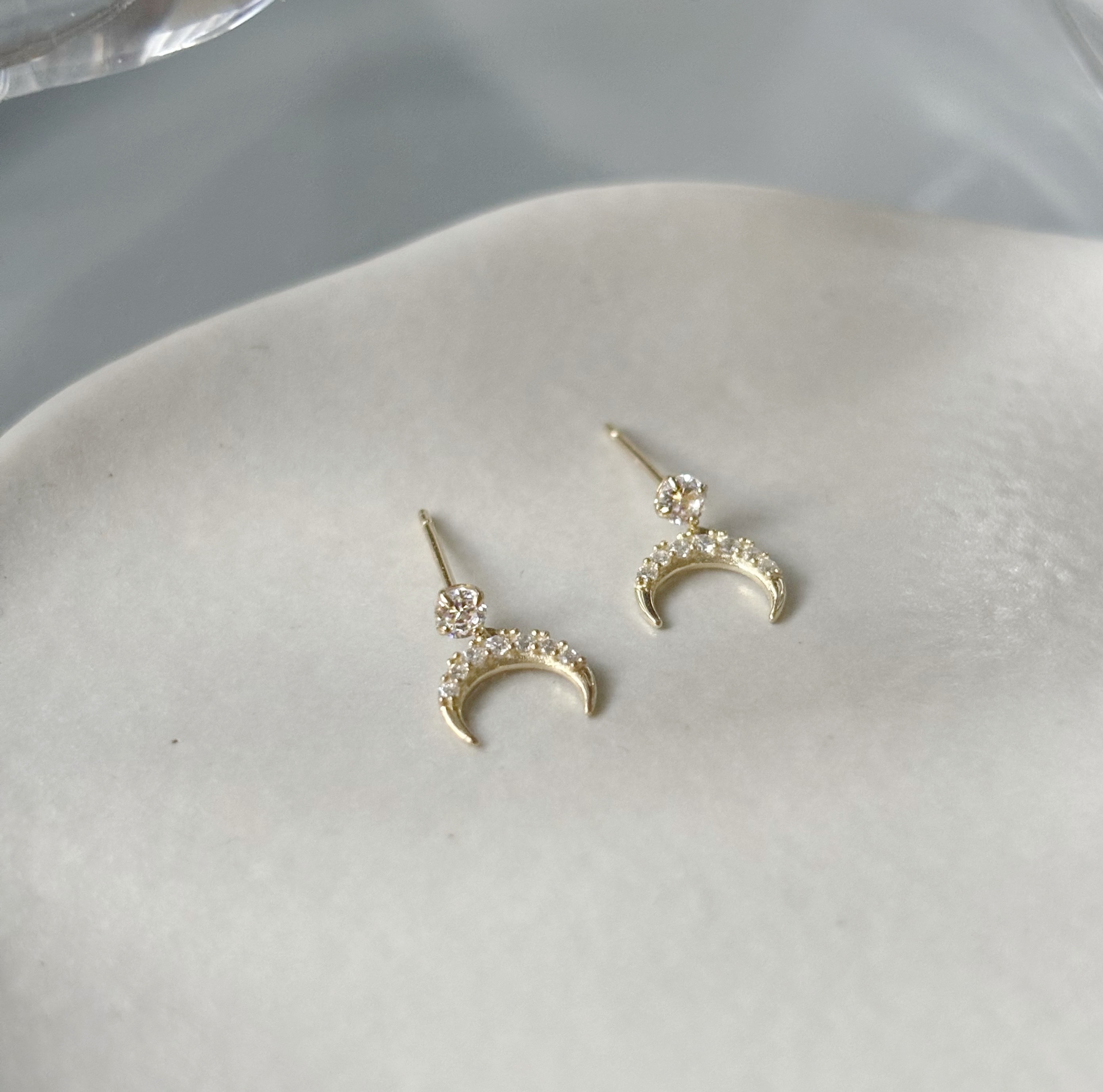 10k晃晃牛角彎月鋯石耳環