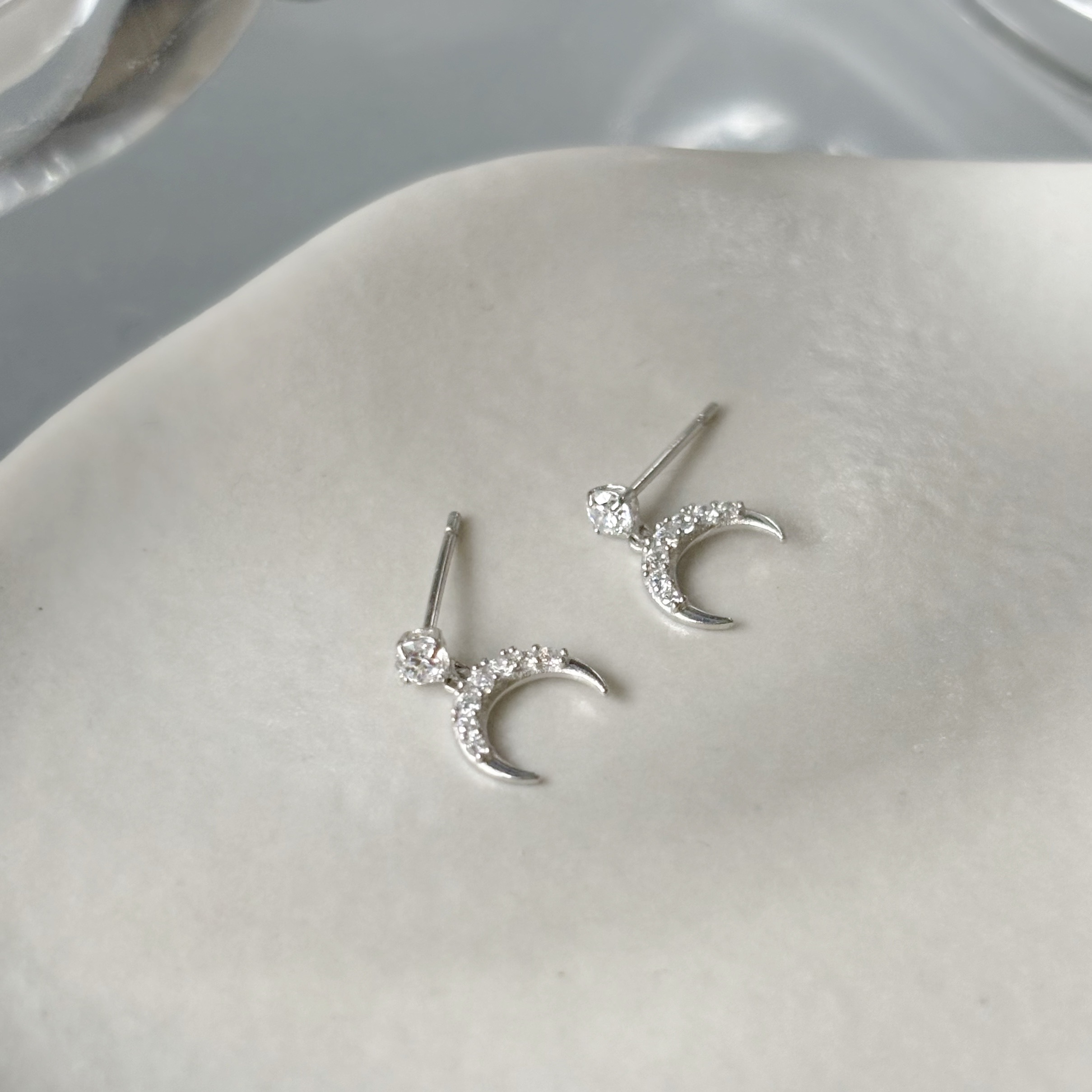 10k晃晃牛角彎月鋯石耳環