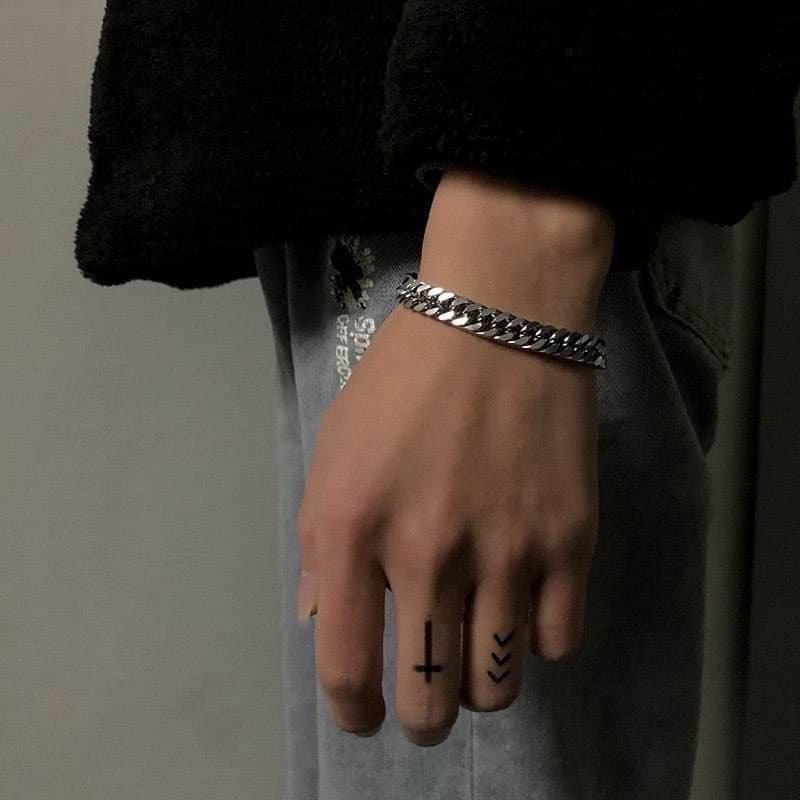 男模戴古巴鈦鋼手鍊細節照