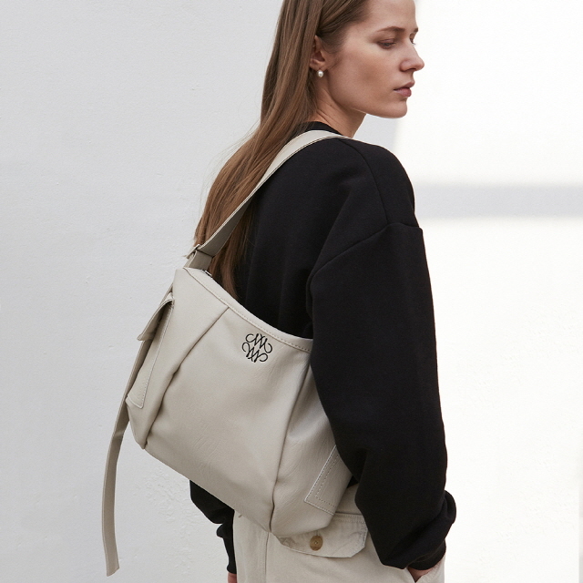 PRE ORDER) NICOLE LINE HOBO BAG