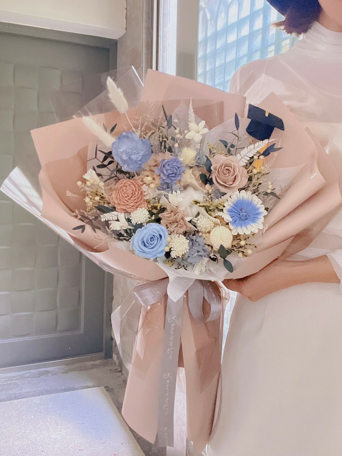 廣島之戀 永生玫瑰花束 / 奶茶色包裝 畢業花束款