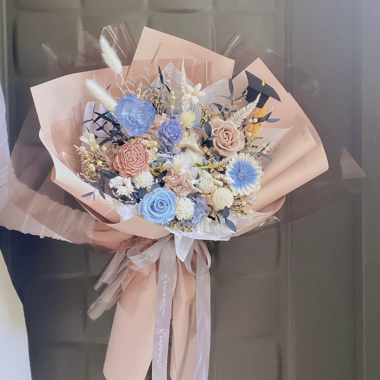廣島之戀 永生玫瑰花束 / 奶茶色包裝 畢業花束款