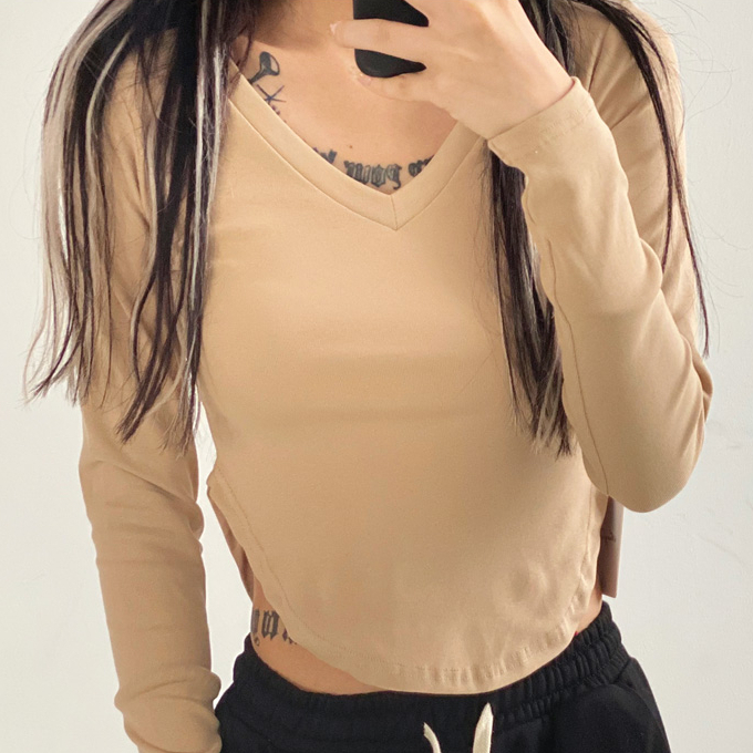 Hot selling V-neck arc hem long-sleeved T-shirt (khaki) (S/M size) (contact customer service after placing the order to confirm the delivery size)
