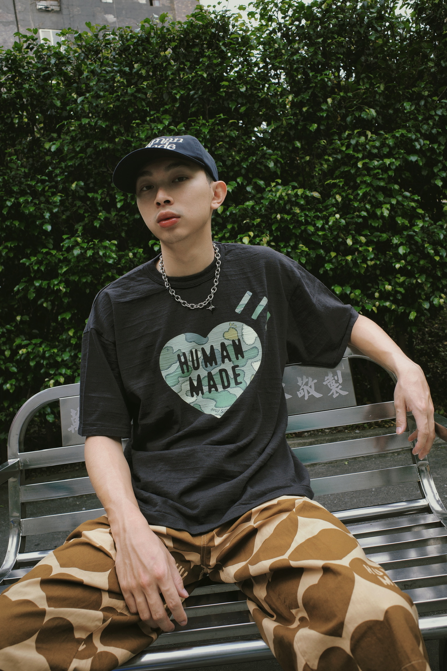 <潮流男女孩們撿便宜囉🔥>HUMAN MADE x KAWS 迷彩愛心短踢 (黑/白)