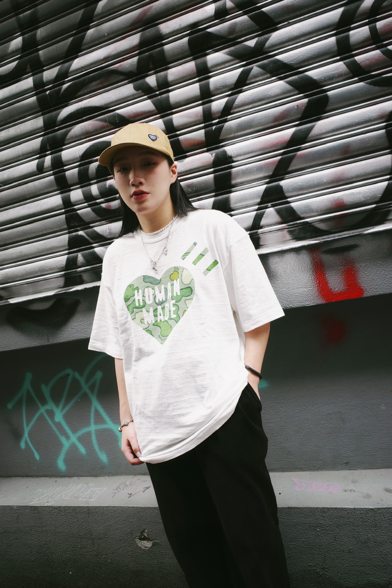 <潮流男女孩們撿便宜囉🔥>HUMAN MADE x KAWS 迷彩愛心短踢 (黑/白)
