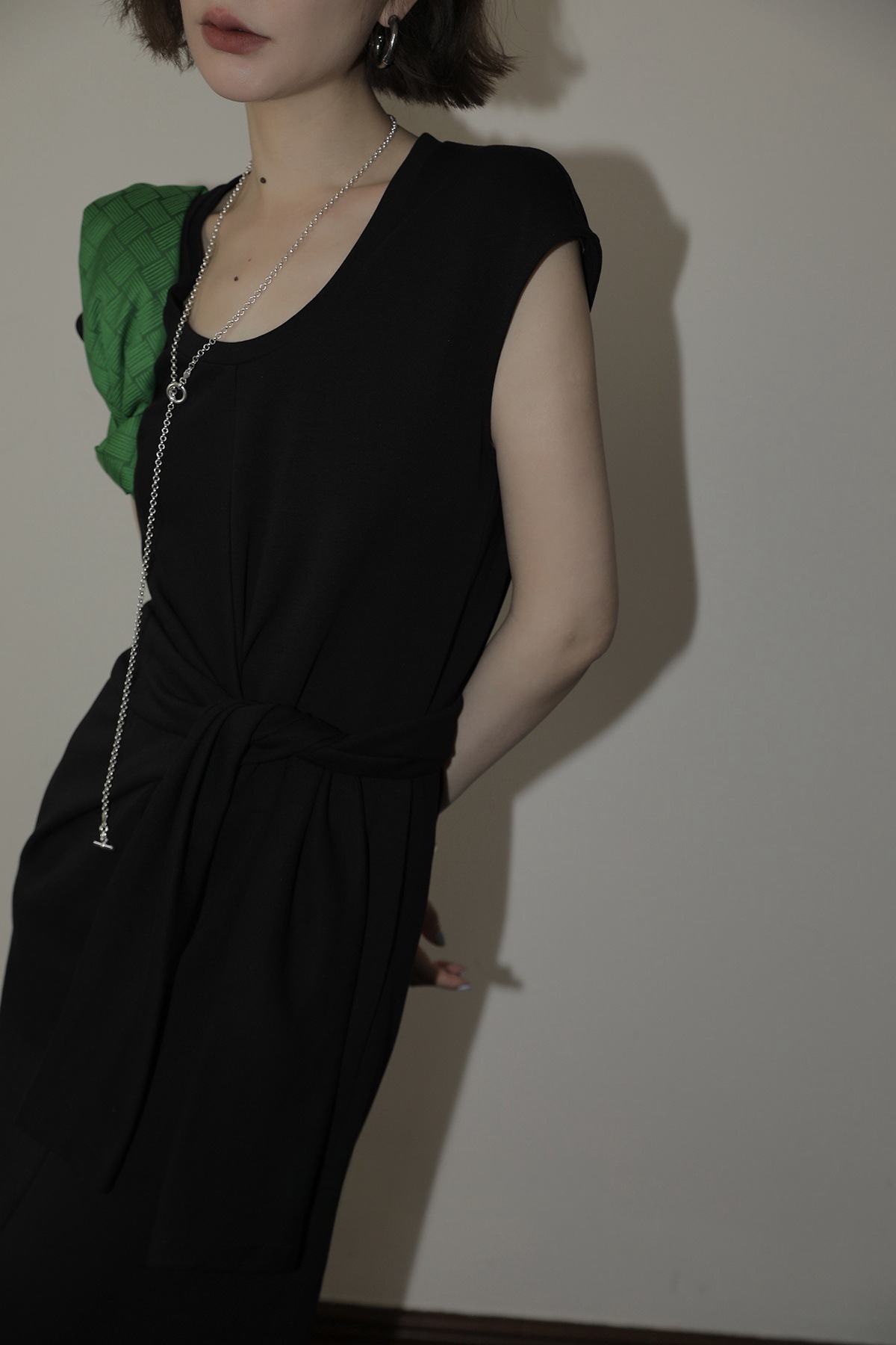 U領打結收腰 休閒洋裝(黑/白)