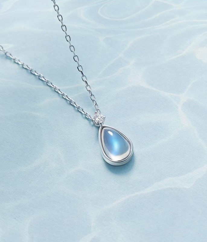 水滴造型月光石項鍊 銀色