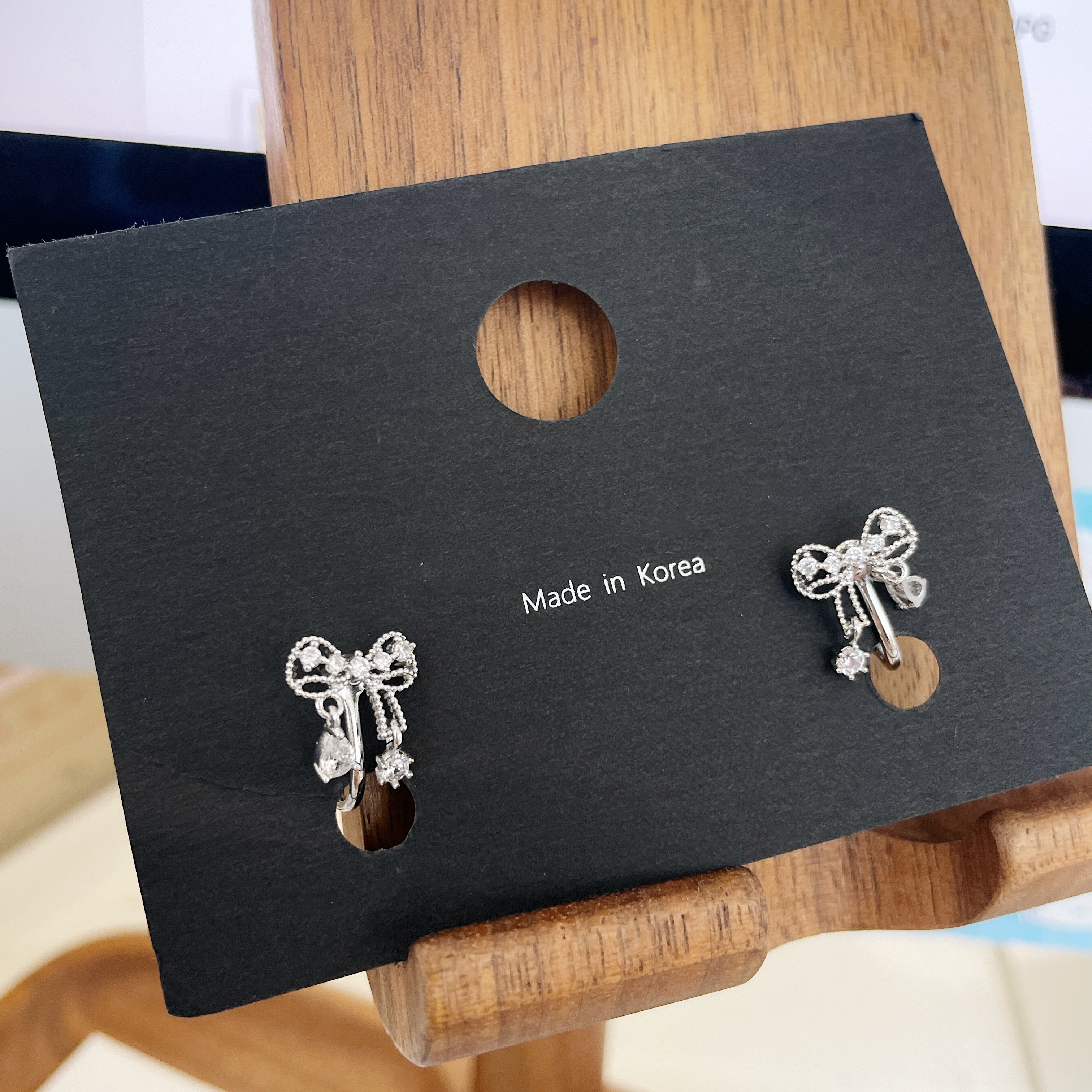 AC108 Brightly Ribbon Ear Clips