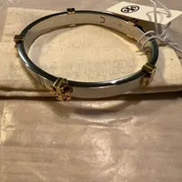 [S] TORY BURCH CLASSIC LOGO HINGE BANGLE,TORY SILVER/TORY GOLD, 145434-024 (STB531)