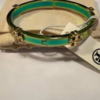 [S] TORY BURCH ANODIZED CLASSIC LOGO HINGE BANGLE,IRIDESCENT PINK/TORY GOLD, 153193-655 (STB532)