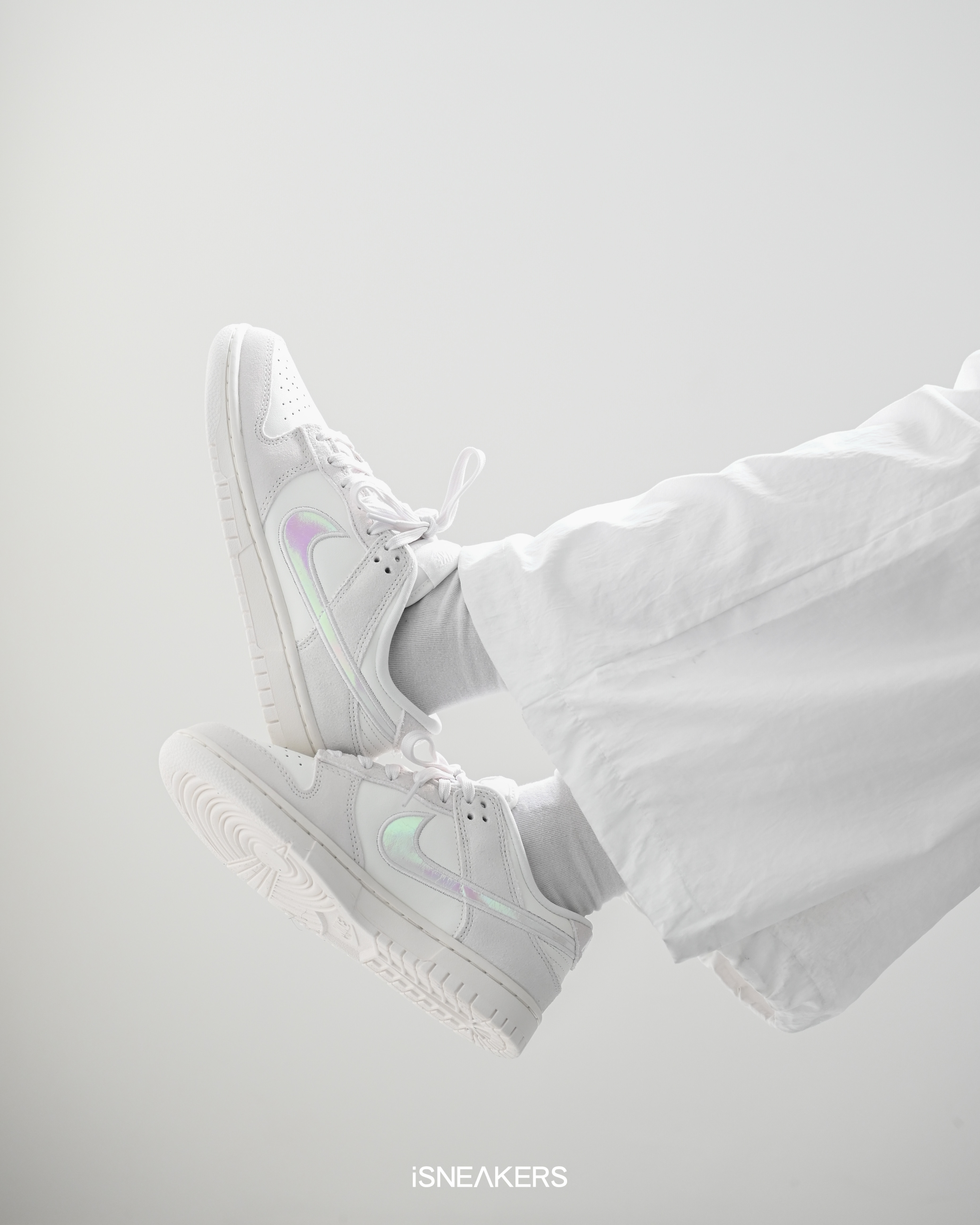 iSNEAKERS｜Nike Dunk Low WMNS "Iridescent Swoosh" 彩雲灰 HF5074-133