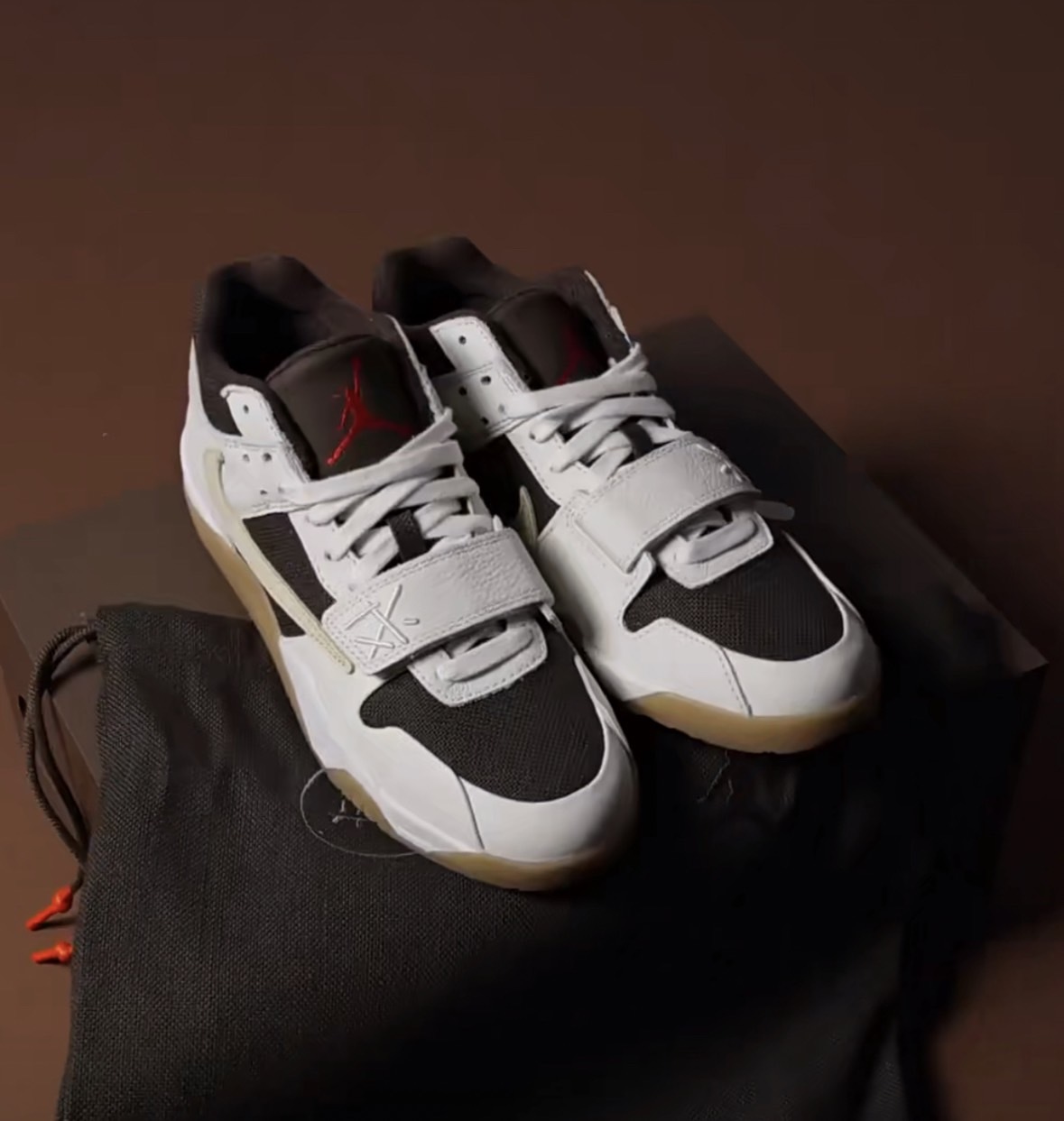 Travis Scott x Jordan Jumpman Jack TR 白摩卡 復古籃球鞋 FZ8117-100