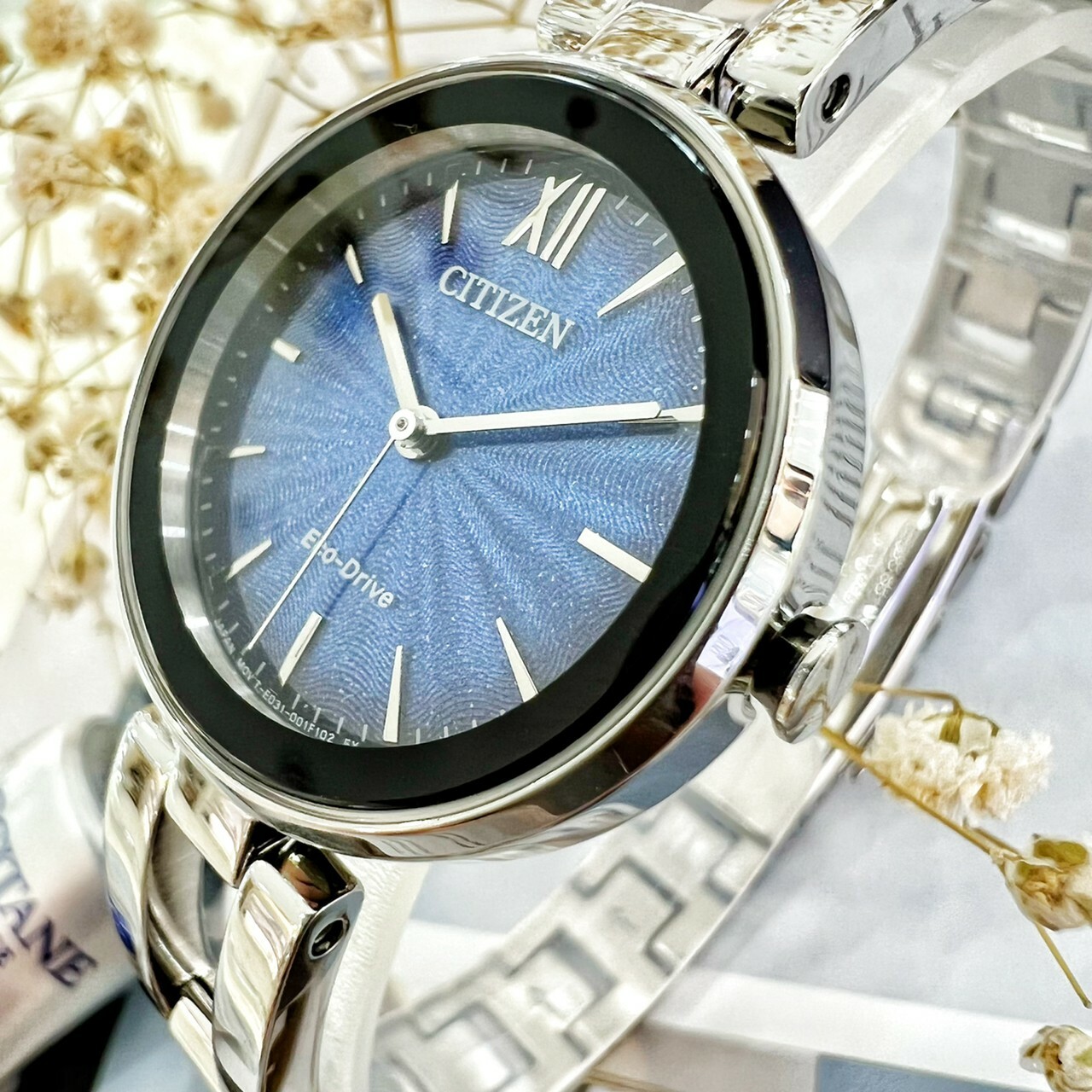 【CITIZEN 星辰】光動能簡約時尚漸層手鍊腕錶EM0807-89L 28mm 現代鐘錶