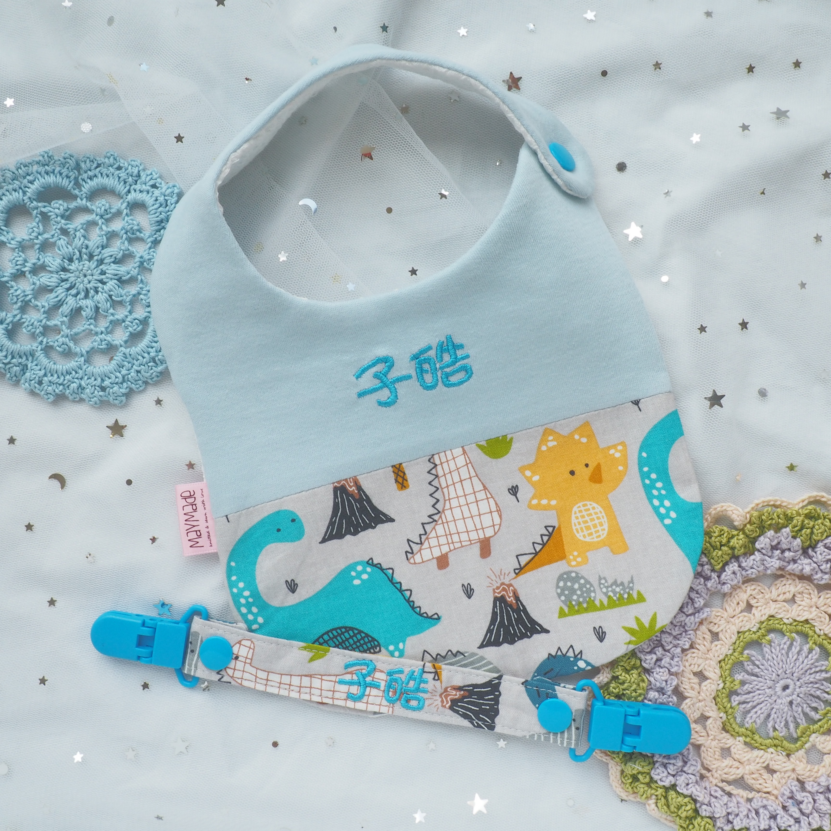 [SALE]灰色恐龍純棉布圖案 拼布款繡名口水肩