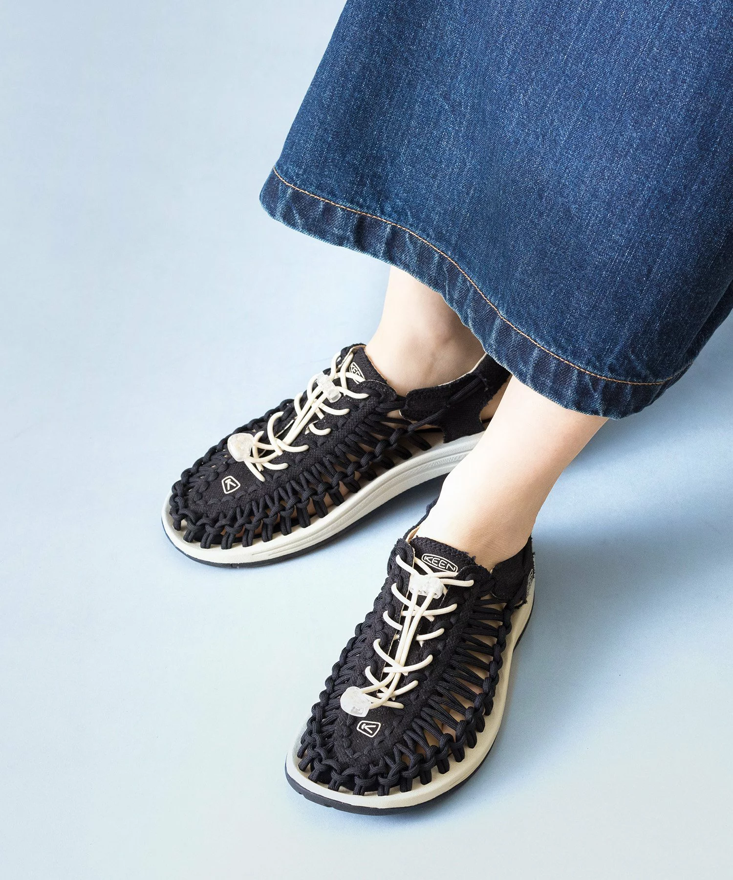 白うさ　KEEN UNEEK FLAT BLACK/BIRCH Women's UNEEK Canvas Black/Birch Sandal | KEEN | KEEN