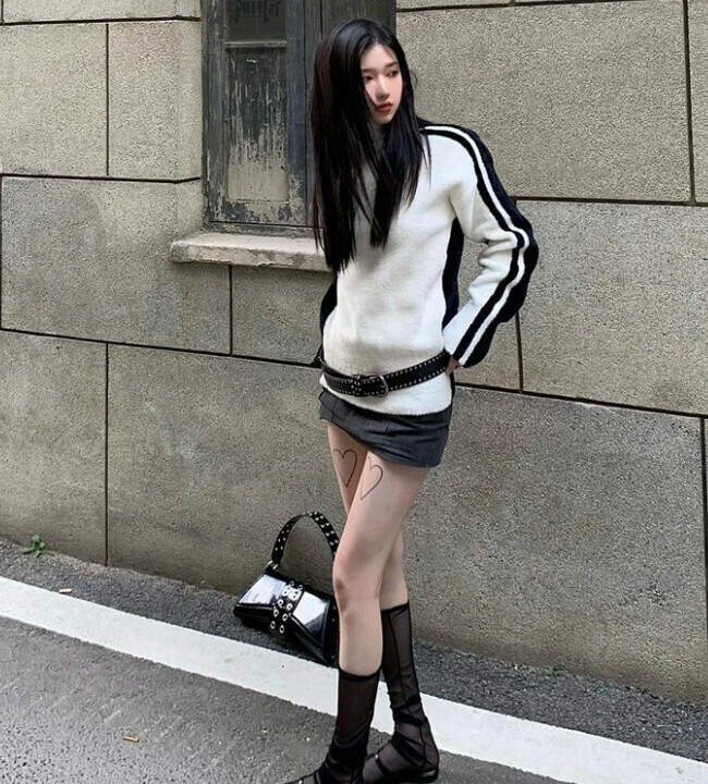 Hot selling contrasting color splicing soft waxy turtleneck sweater (off-white and black) (size: S/M/L/XL) (contact customer service after placing the order to confirm the delivery size)