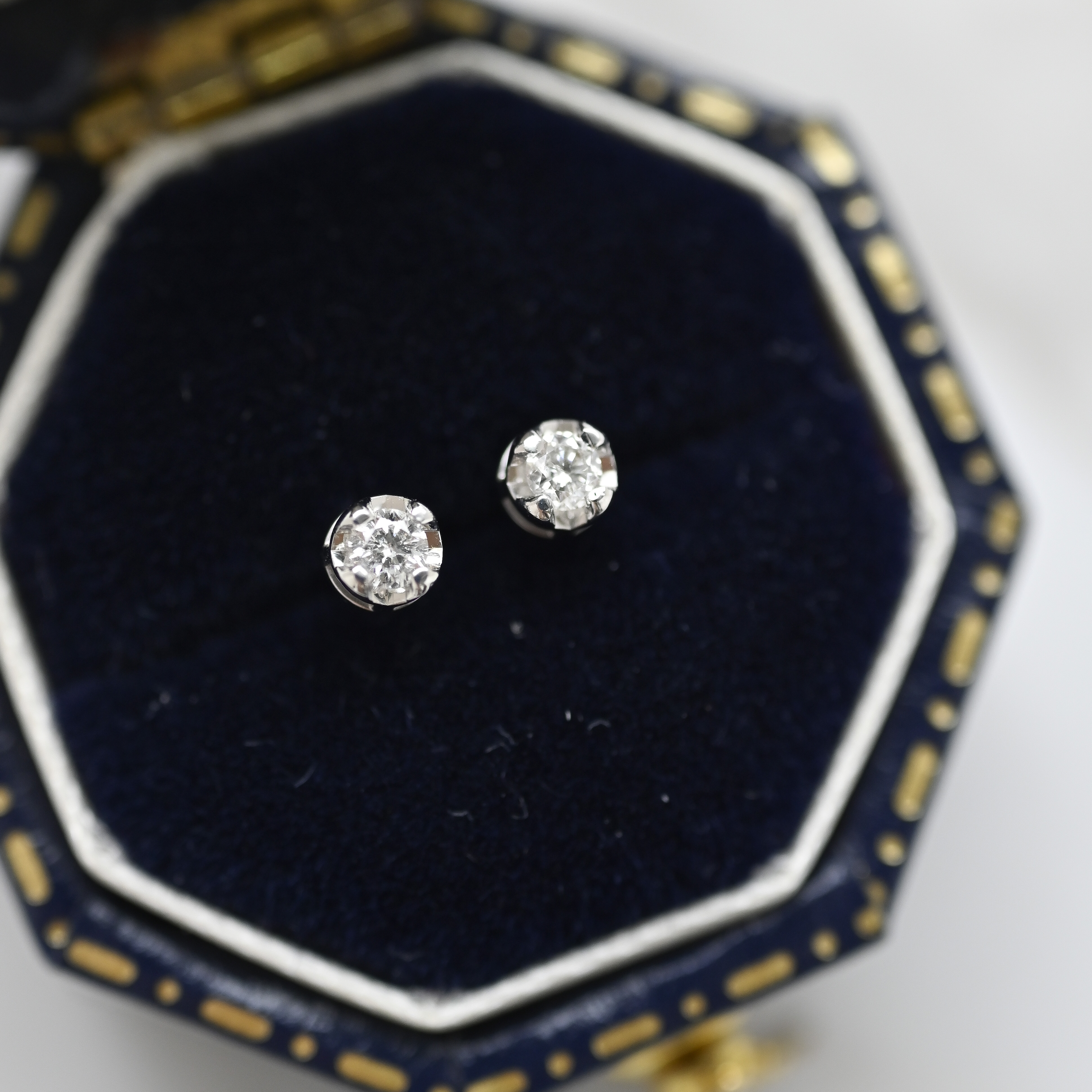 18K Mini Crown Diamond Earring 0.08ct a pair