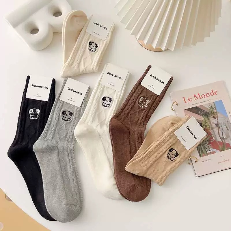 《52080》菱格紋刺繡狗狗中筒襪