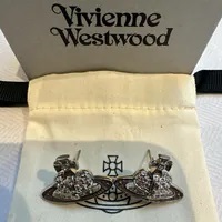 [S] VIVIENNE WESTWOOD 62010326-02P187 REVERSE HEART STUD EARRINGS, PLATINUM/VINTAGE ROSE CRYSTAL, 8050889302988 (SVW52)