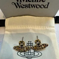 [S] VIVIENNE WESTWOOD 62010184-02R758 HARLEQUIN BAS RELIEF EARRINGS, GOLD / BLACK, OXBLOOD ENAMEL, 8050889808565 (SVW55)