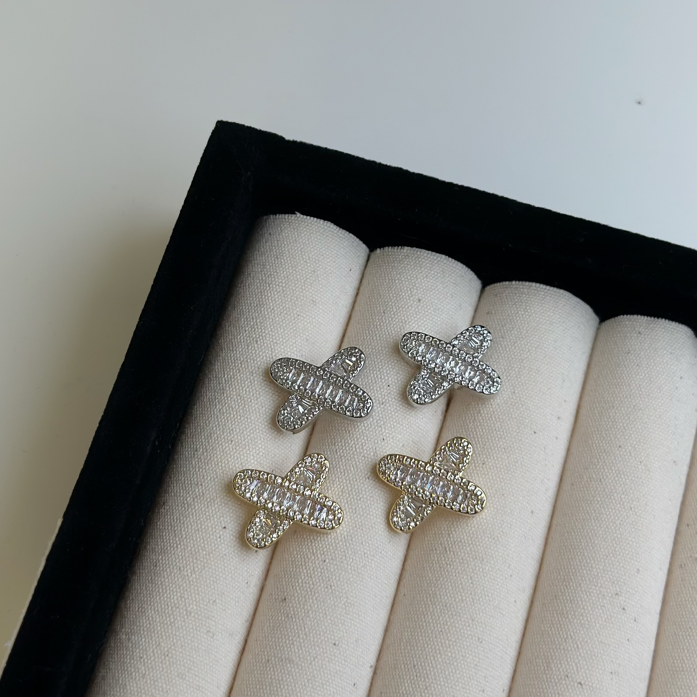 Y27理性．滿鑽鋯石交叉耳貼