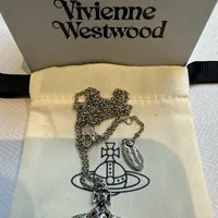 [S] VIVIENNE WESTWOOD 63020233-02P326 HARLEQUIN SMALL BAS RELIEF, PLATINUM / BLACK ENAMEL / BLAC, 8050889471578 (SVW61)