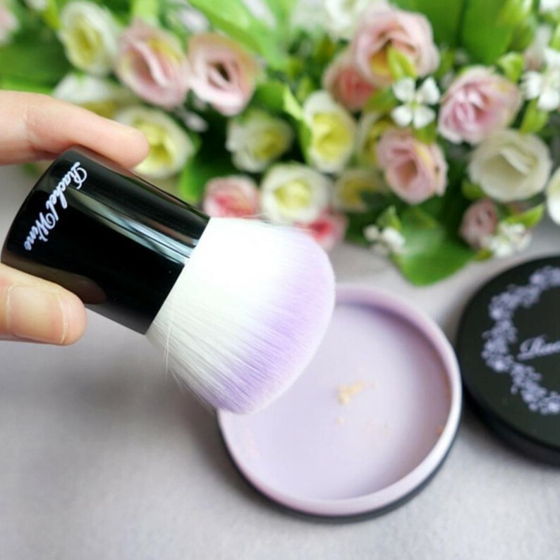 使用Rachel Wine 歌舞伎粉底掃及化妝調粉盤