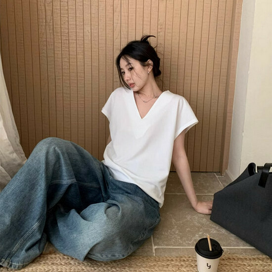 Hot selling v-neck short-sleeved T-shirt [white] [size S-L] (please contact customer service to confirm the delivery size after placing the order)