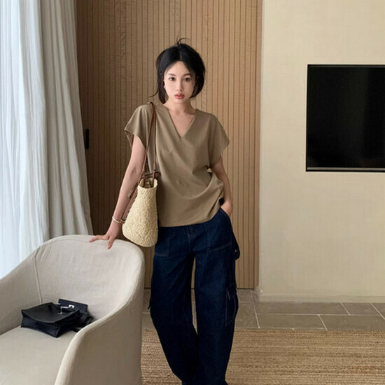 Hot selling v-neck short-sleeved T-shirt [khaki] [size S-L] (please contact customer service to confirm the delivery size after placing the order)