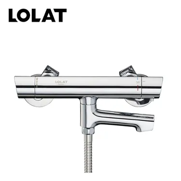 壁掛式鍍鉻淋浴龍頭套裝，上部顯示品牌名稱“LOLAT”。該設計包括兩個用於溫度調節的旋鈕、一個用於水流的中央出口和一個連接的柔性軟管。