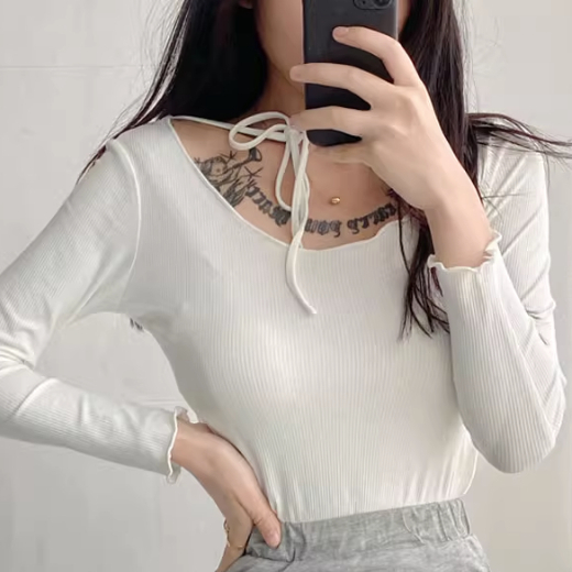 Hot selling fungus side slit triangle hem T-shirt (white) (S/M size) (contact customer service after placing the order to confirm the delivery size)