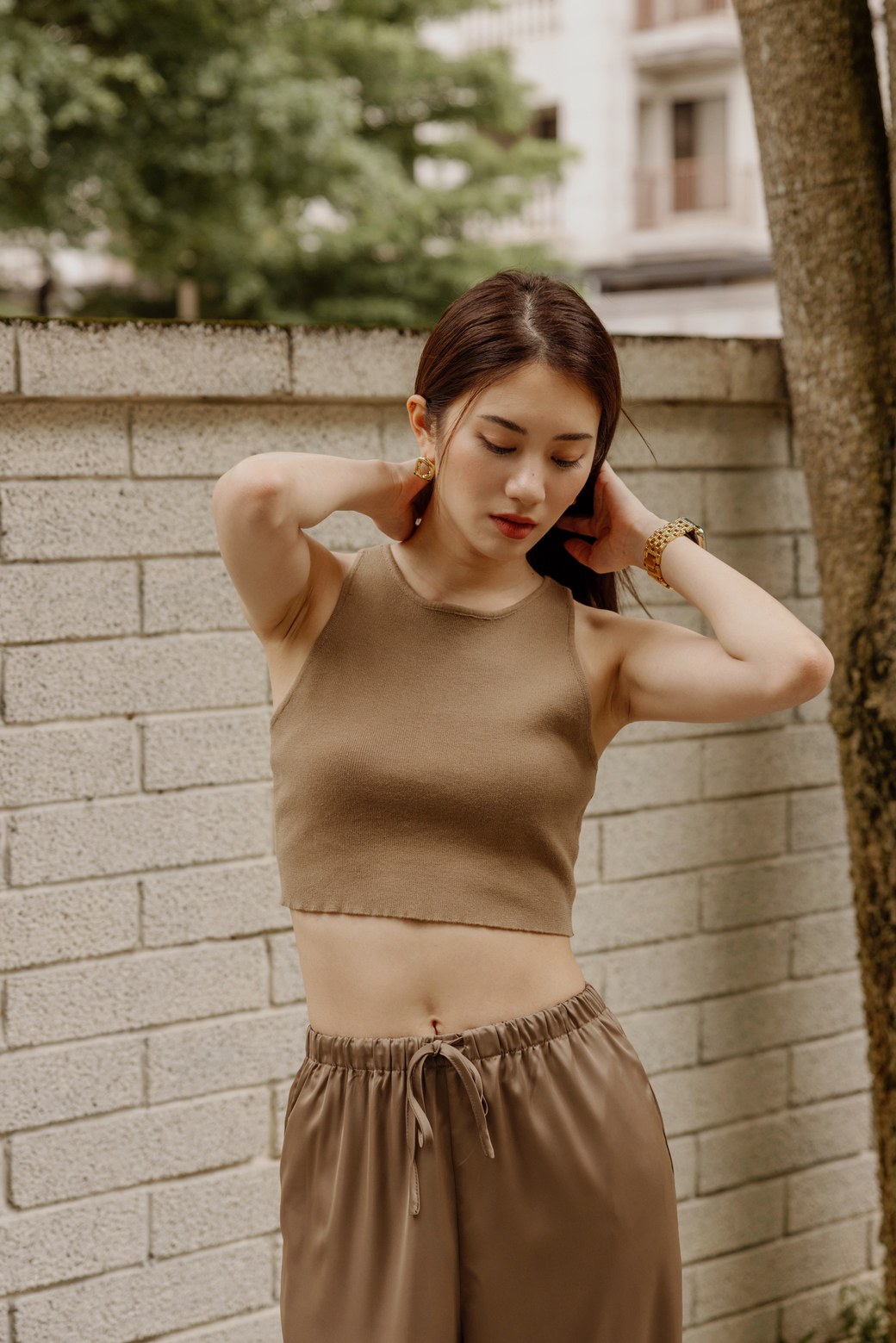 俐落後Ｖ剪裁背心（卡其色/3尺寸）