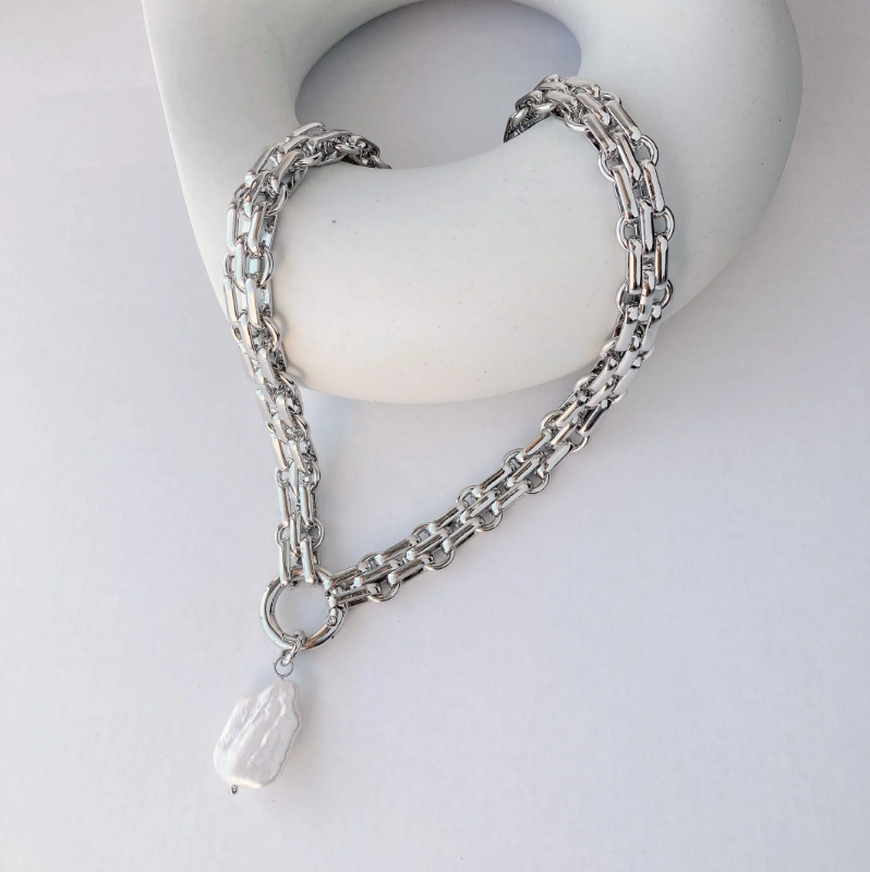 [LAUGHTER] baroque Perl necklace