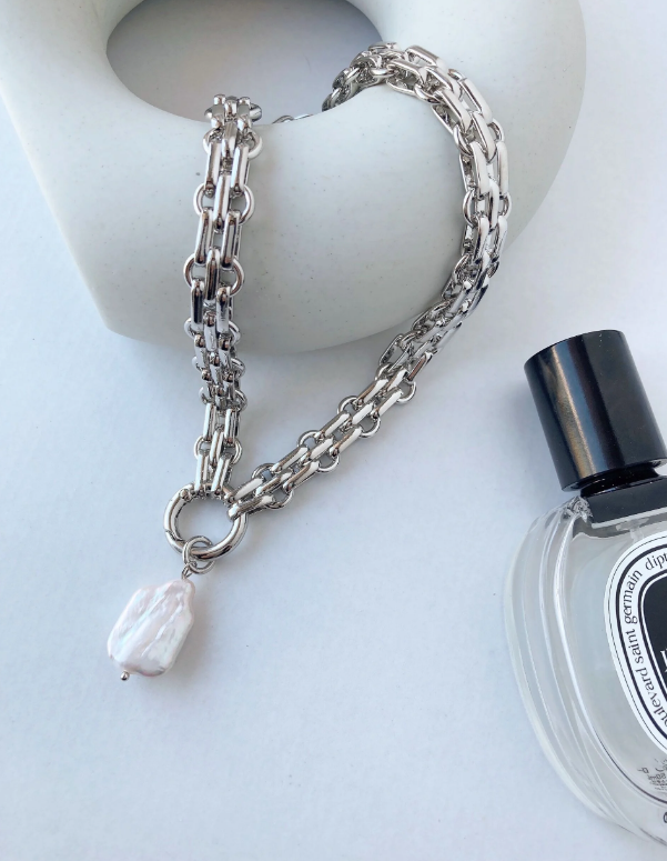 [LAUGHTER] baroque Perl necklace