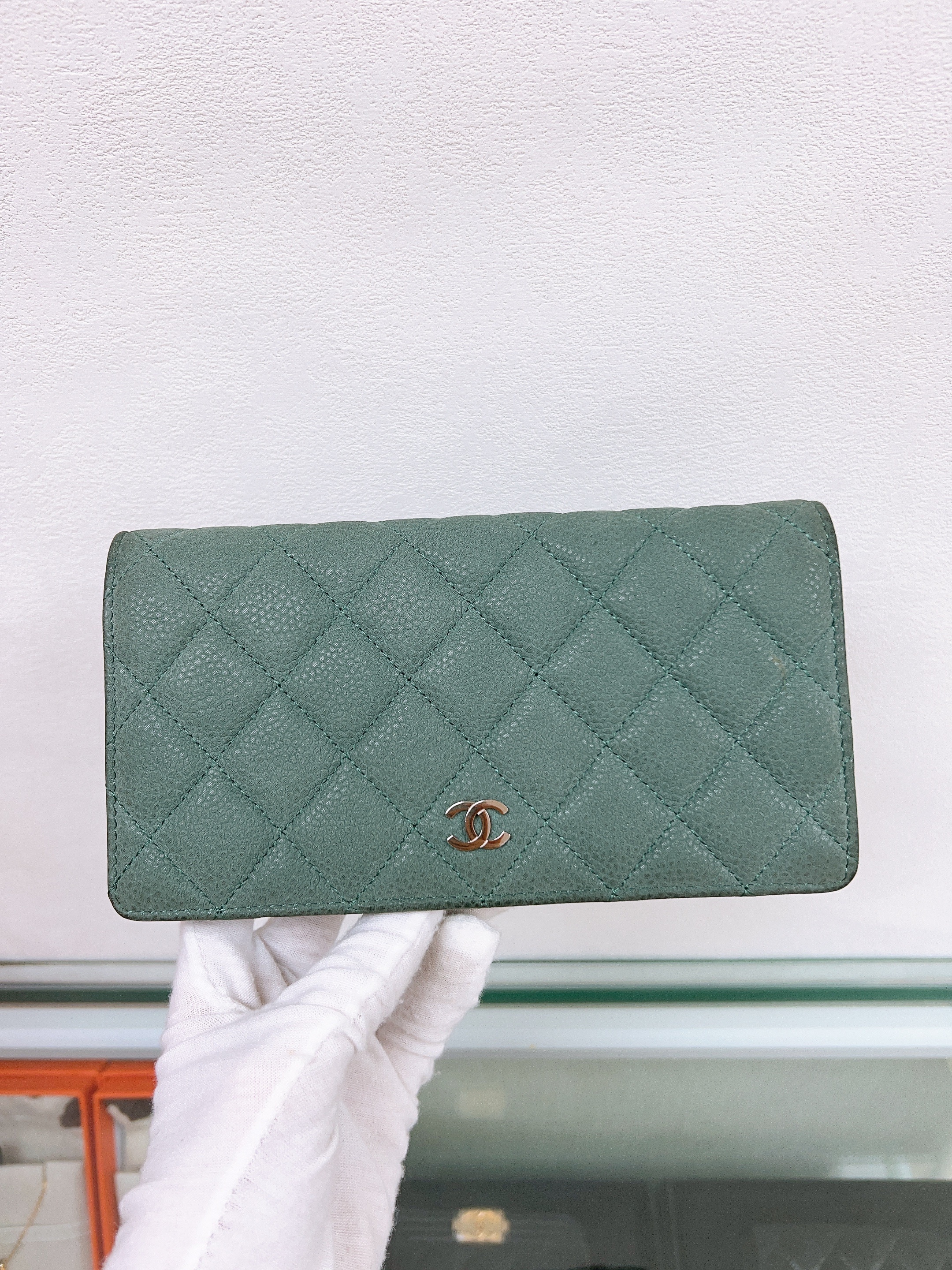 Chanel long wallet (mist green matte caviar)