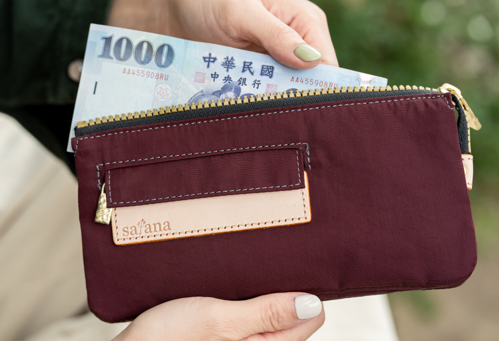 satana Soldier 多夾層拉鍊長夾 栗紅色 SOS1721-632 使用特寫照