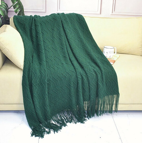 Hotly recommended solid color lunch break blanket (dark green) (size: 127*180cm including tassels)