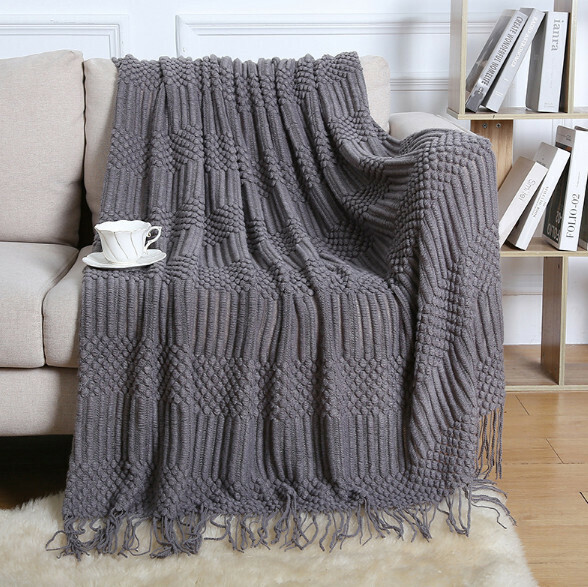 Hotly recommended tassel knitted throw blanket (grey) (size: 130*172cm including tassels)