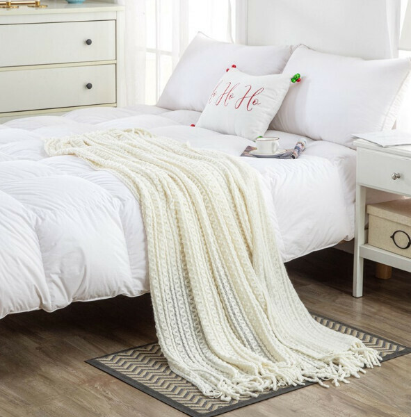 Popular lunch break solid color knitted blanket (beige) (size: 125*240cm including tassels)