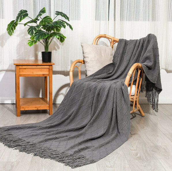 Hotly recommended solid color lunch break blanket (medium gray) (size: 130*260cm including tassels)