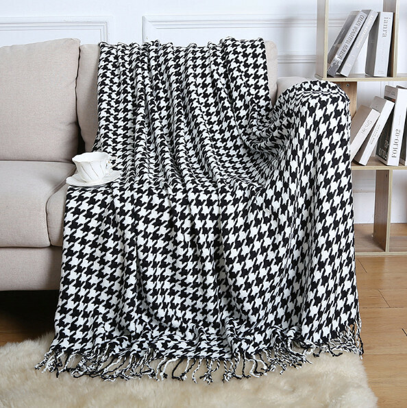 Popular lunch break knitted blanket (black and white houndstooth) (size: 130*172cm including tassels)