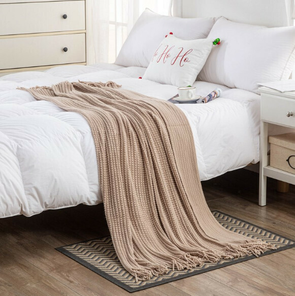 Hotly recommended lunch break knitted throw blanket (khaki) (size: 130*220cm including tassels)