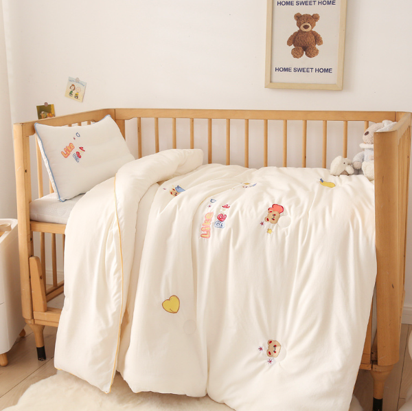 Hot recommended cartoon children's thickened quilt core (peach heart bear-white [Class A washed cotton brushed]) (size specification 120*150cm spring and autumn quilt [about 3.9 pounds])