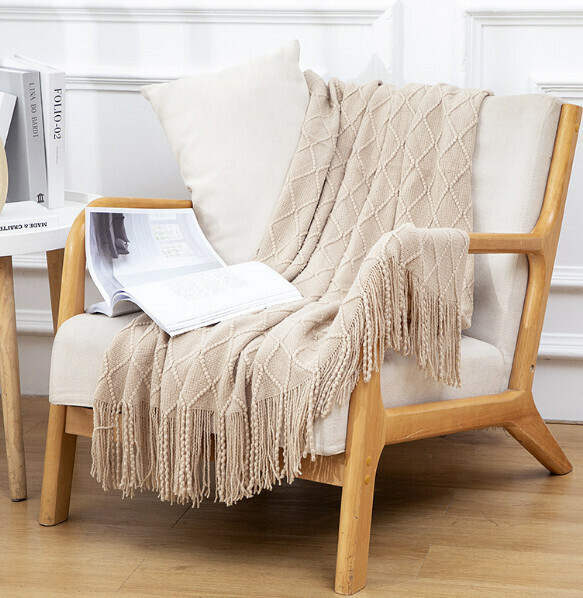 Popular lunch break knitted blanket (khaki) (size: 150*230cm including tassels)