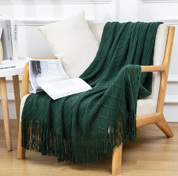 Popular lunch break knitted blanket (dark green) (size: 150*230cm including tassels)