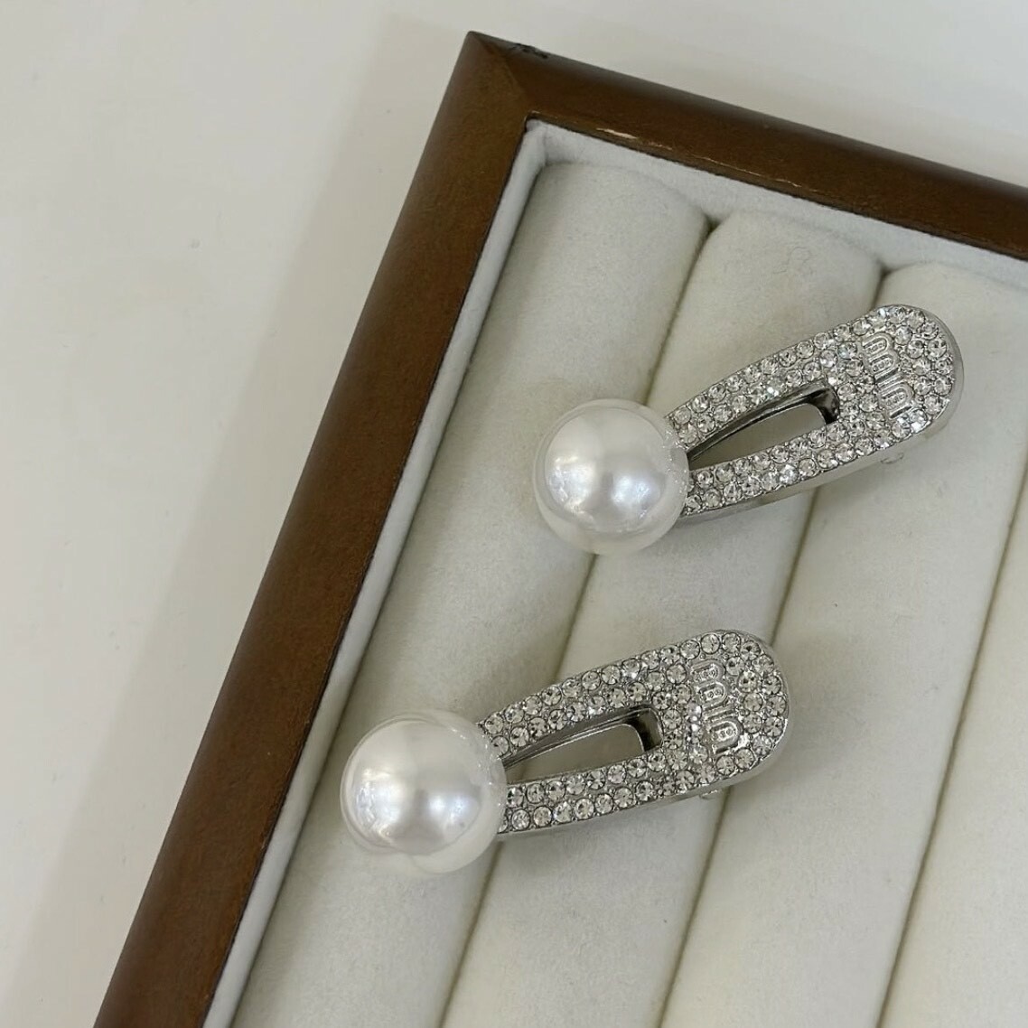 Y56字母滿鑽珍珠壓夾（單支）