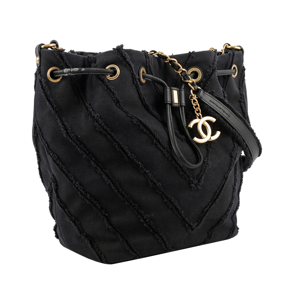 【CHANEL】V紋布質金色皮穿鍊束口水桶包(黑色) A93727 Y61146 94305